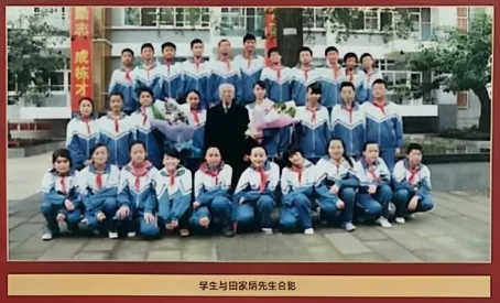 学生与田家炳先生合影